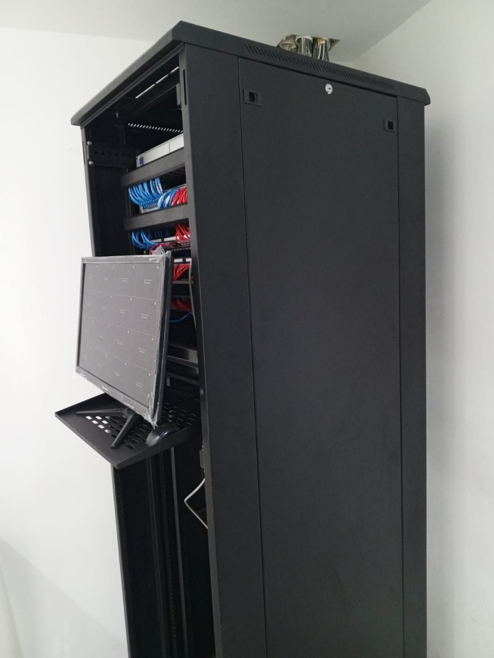 Rack de red profesional con switch, patch panel y cámaras de seguridad instalado por TecniSoporte360 en Caracas